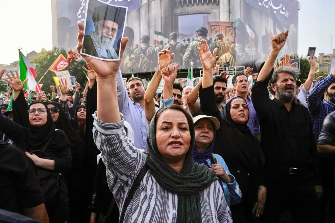 foto para warga iran yang berdemo mengecam kebiadaban israel