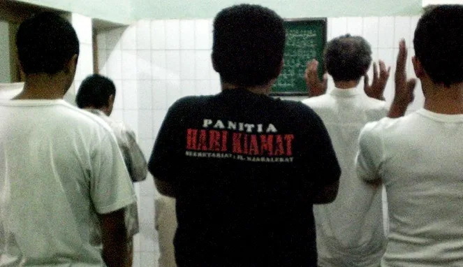 Bolehkah Shalat Pakai Kaos Bergambar? Begini Penjelasan Ulama dan Dalilnya